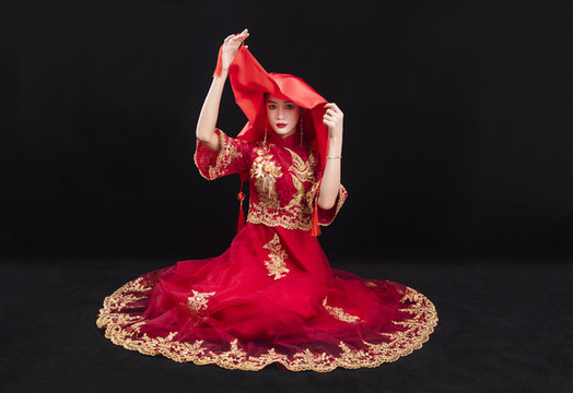 穿著中式秀禾服的女性結(jié)婚人像