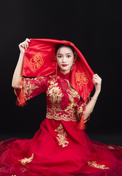 穿著中式秀禾服的女性結(jié)婚人像