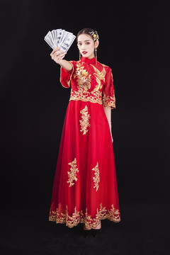 穿著中式秀禾服的女性結(jié)婚人像