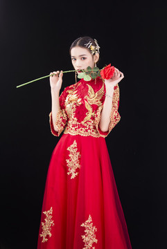 穿著中式秀禾服的女性人像