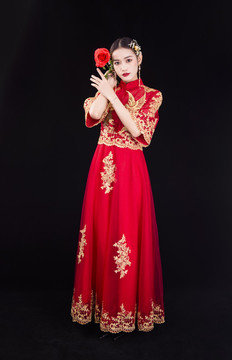 穿著中式秀禾服的女性人像