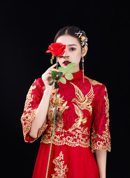 穿著中式秀禾服的女性人像