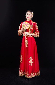 穿著中式秀禾服的女性人像