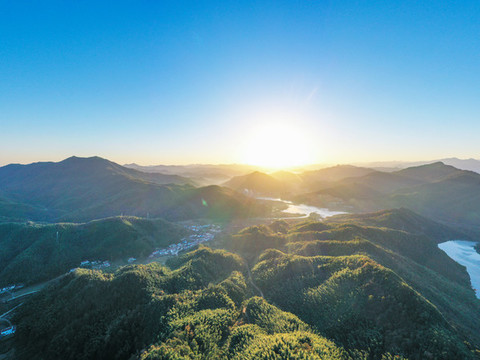 群山日出