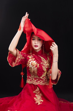 穿著中式秀禾服的女性人像