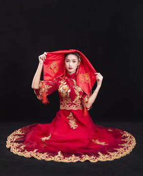穿著中式秀禾服的女性人像