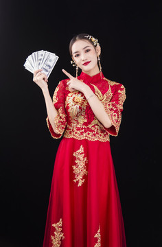 穿著中式秀禾服的女性人像