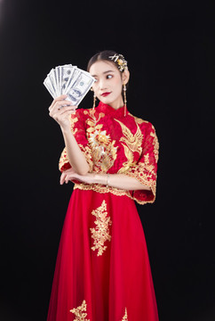 穿著中式秀禾服的女性人像