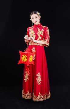 穿著中式秀禾服的女性人像
