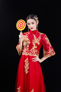 穿著中式秀禾服的女性人像
