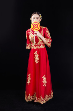 穿著中式秀禾服的女性人像