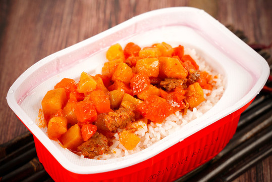 胡蘿卜紅燒牛肉自熱米飯