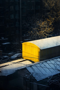 雪后清晨陽光照在墻面的金光