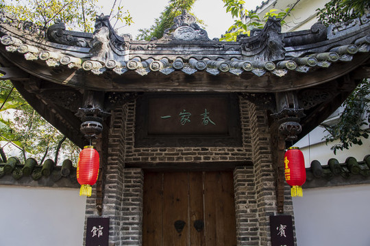 中式傳統(tǒng)民居建筑門頭飛檐
