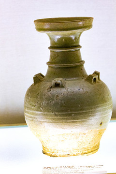 南朝青釉六系盤口瓷壺