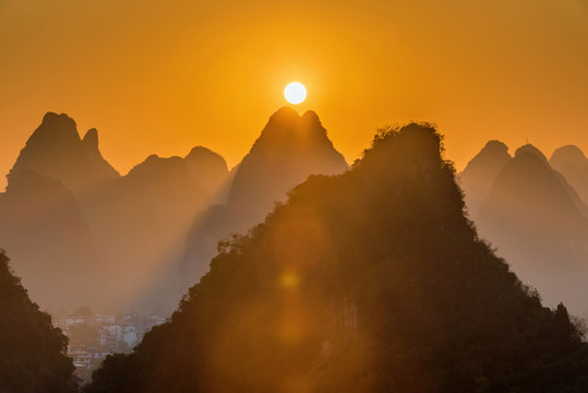 中國廣西桂林陽朔日出風(fēng)光