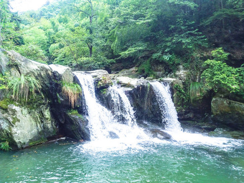 瀑布水潭