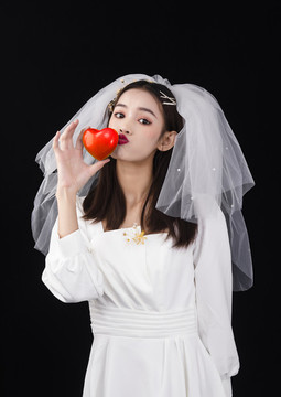 穿著白色連衣裙戴著頭紗的女性