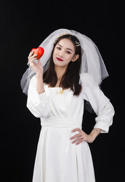 穿著白色連衣裙戴著頭紗的女性