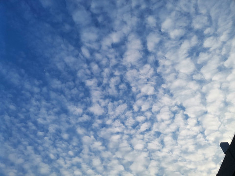 滿布云朵的天空