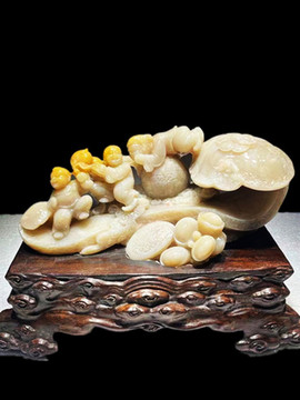 玉雕和睦相處
