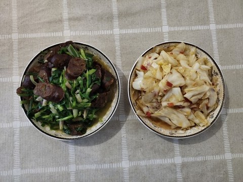 蔥炒香腸與酸辣包菜