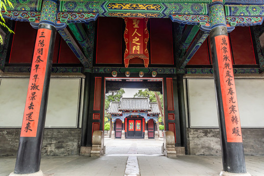 中國山東曲阜孔府的二門