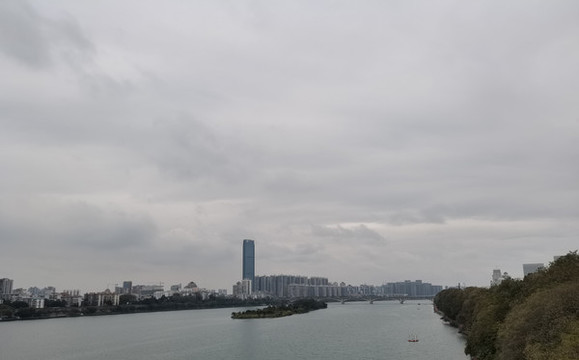 江濱城市的天空