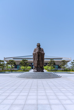 中國山東曲阜孔子雕像