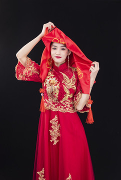 穿著中式秀禾服的女性人像