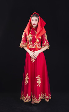穿著中式秀禾服的女性人像