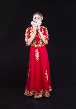 穿著中式秀禾服的女性人像
