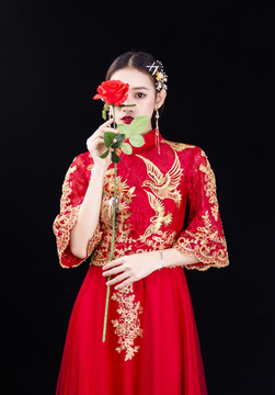 穿著中式秀禾服的女性人像