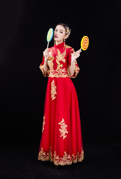穿著中式秀禾服的女性人像