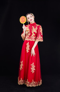 穿著中式秀禾服的女性人像