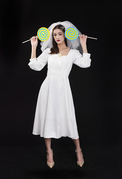 穿著白色連衣裙戴著頭紗的