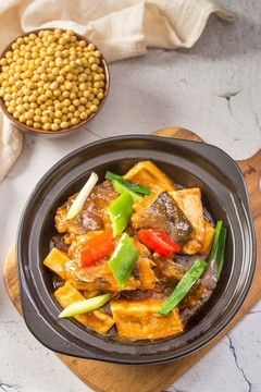懷舊紅燒魚頭豆腐煲