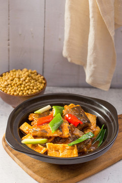 懷舊紅燒魚(yú)頭豆腐煲