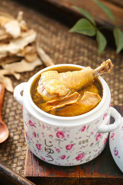 茶菇老雞湯