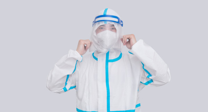 防疫醫(yī)生穿防護服戴口罩