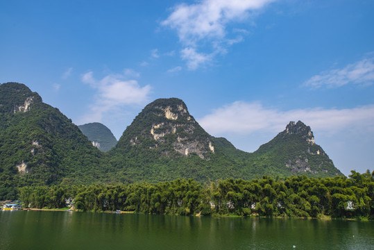 河流藍(lán)天白云