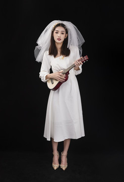 穿著白色連衣裙頭紗的女性