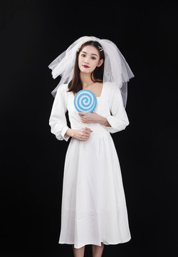 穿著白色連衣裙和頭紗的女性