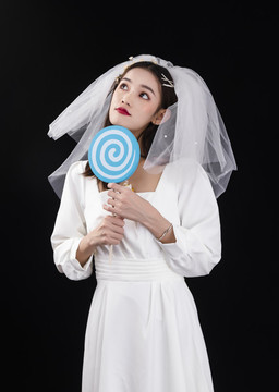 穿著白色連衣裙和頭紗的女性