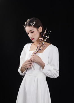 穿著白色連衣裙和頭紗的女性