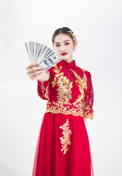 穿著中式秀禾服的女性人像