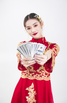 穿著中式秀禾服的女性人像