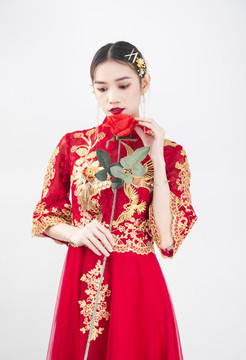穿著中式秀禾服的女性人像