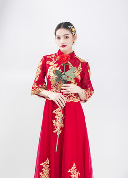 穿著中式秀禾服的女性人像