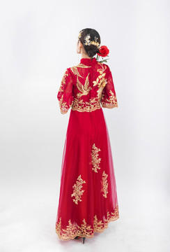 穿著中式秀禾服的女性人像